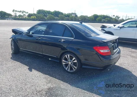 2014 Mercedes-Benz C 250 Luxury/Sport z USA, uszkodzony, nr VIN WDDGF4HB1ER306501